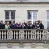  Preisträger, Laudatoren und Ehrengäste grüßen vom Balkon des Sentenzbogens 