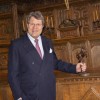  Der Vorsitzende der WWL, Dr. Reinhard Zinkann, präsentiert im Friedenssaal des münsterischen Rathauses die Bronzeplastik des Friedenspreises. 