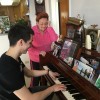  Aktion Sühnezeichen: Julius Tan spielt für eine jüdische Seniorin Klavier - Projekt Selfhelp Home for the Aged in Chicago (Foto: ASF-Archiv) 