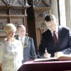  Der lettische Präsident Raimonds Vejonis trägt sich ins Goldene Buch der Stadt ein. 